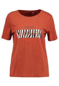 Rustfarvet bomulds T-shirt med korte ærmer og rund hals, med et zebra-print tekstgrafik, der står "JEG ER PÅ SAFARI."