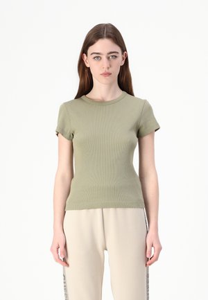 Olive green ribbed T-shirt with a round neckline and short sleeves, fitted design, paired with light beige pants. Smooth texture.
