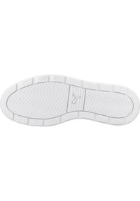 Suela de zapato de goma blanca con un patrón en zigzag, agarre texturizado y un detalle de logo central. Acabado liso con bordes reforzados.