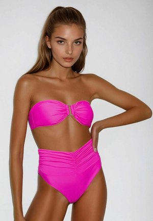 Bikini-set in felroze, met een strapless top met geplooide details en een hoogzittende onderkant met ruche aan de zijkanten.