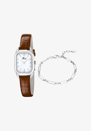 Reloj rectangular plateado con esfera blanca, correa de cuero marrón y pulsera de eslabones plateados con cierre de langosta.