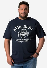 Tmavě modré bavlněné tričko s bílým potiskem textu. Kulatý výstřih a krátké rukávy s volným střihem, stylizované pro neformální nošení.