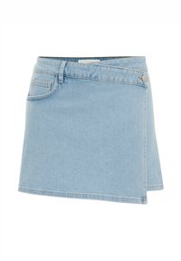 Falda de mezclilla azul claro con diseño tipo envoltura, con un botón plateado, cintura estándar y costuras minimalistas. Sin patrones ni acentos visibles.