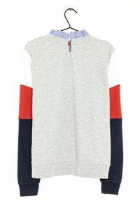 Sudadera gris con mangas en bloques de color rojo, blanco y azul marino. Presenta un cuello a rayas azules y un cierre de botón en la parte posterior.