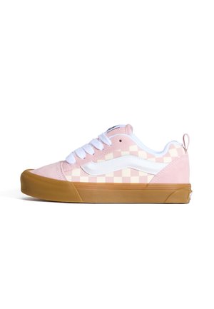 Zapatillas de skate con patrón de cuadros rosas, acentos blancos, materiales de ante y lona, cuello acolchado, cordones blancos y suela de goma color caramelo.