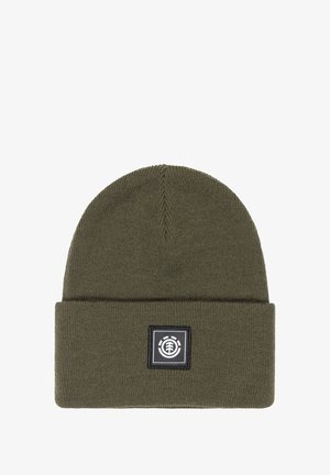 Olivovo zelená pletená čiapka s prehnutým okrajom a štvorcovou čiernou nálepkou s bielym logom. Mäkká textúra a tesný pletený dizajn.