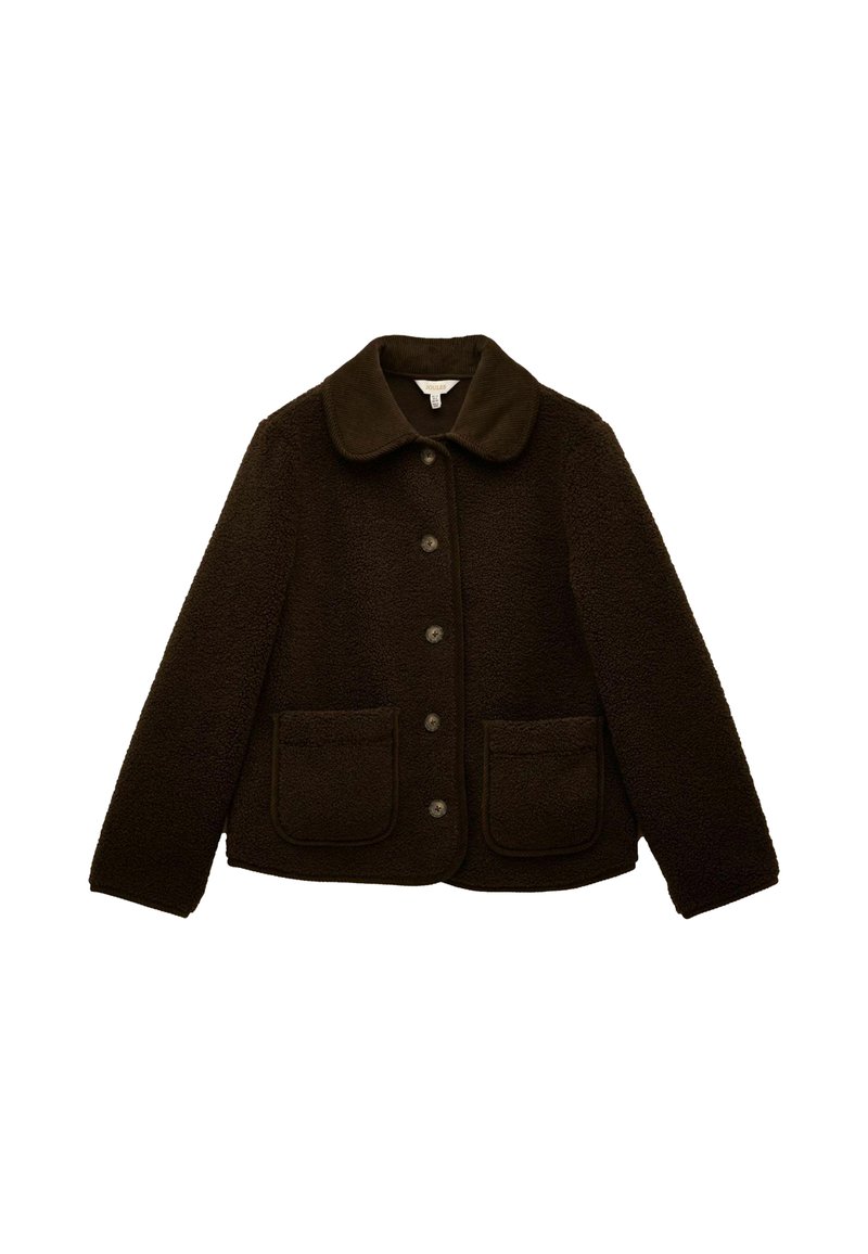 Hnedý fleece kabát s golierom, predným zapínaním na gombíky a dvoma náprsnými vreckami. Mäkka štruktúra s jednoduchým, uvoľneným strihom.