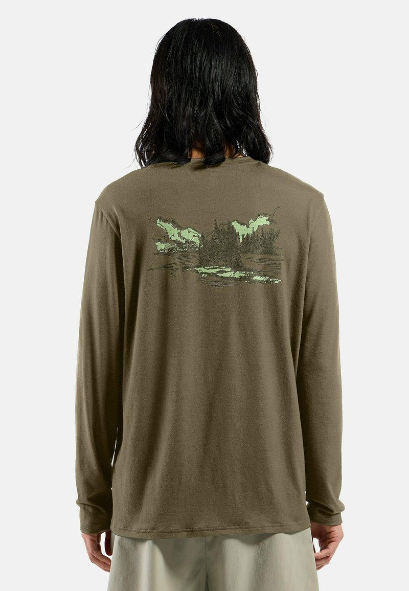 Langarmhemd aus gedämpftem olivgrünen Baumwollstoff mit einem Grafikdesign von Bergen und Wolken in hellgrün auf der Rückseite, im lässigen Schnitt.
