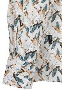 Weißes Hemd mit einem Blumenmuster, das braune und türkisfarbene Blätter zeigt. Aus leichtem Stoff gefertigt, mit Knöpfen an den Manschetten und einem sichtbaren Markenlabel.