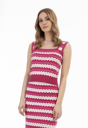 Rochie tricotată cu model zigzag roz și alb, cu decolteu pătrat și talie cu elastic, având o siluetă ajustată și design fără mâneci.