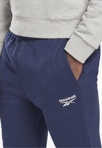 Reebok Träningsbyxor - dark blue