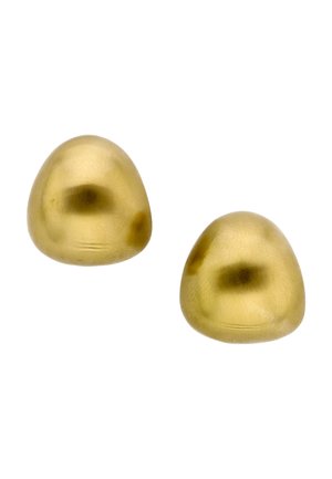 Dwie gładkie kolczyki na sztyfcie o nieregularnym kształcie, wykonane z matowego złota na białym tle.
