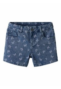 Farmerkék rövidnadrág világoskék pillangómintával, hagyományos derékpánttal, elülső zsebekkel és egyetlen első gombos záródással.