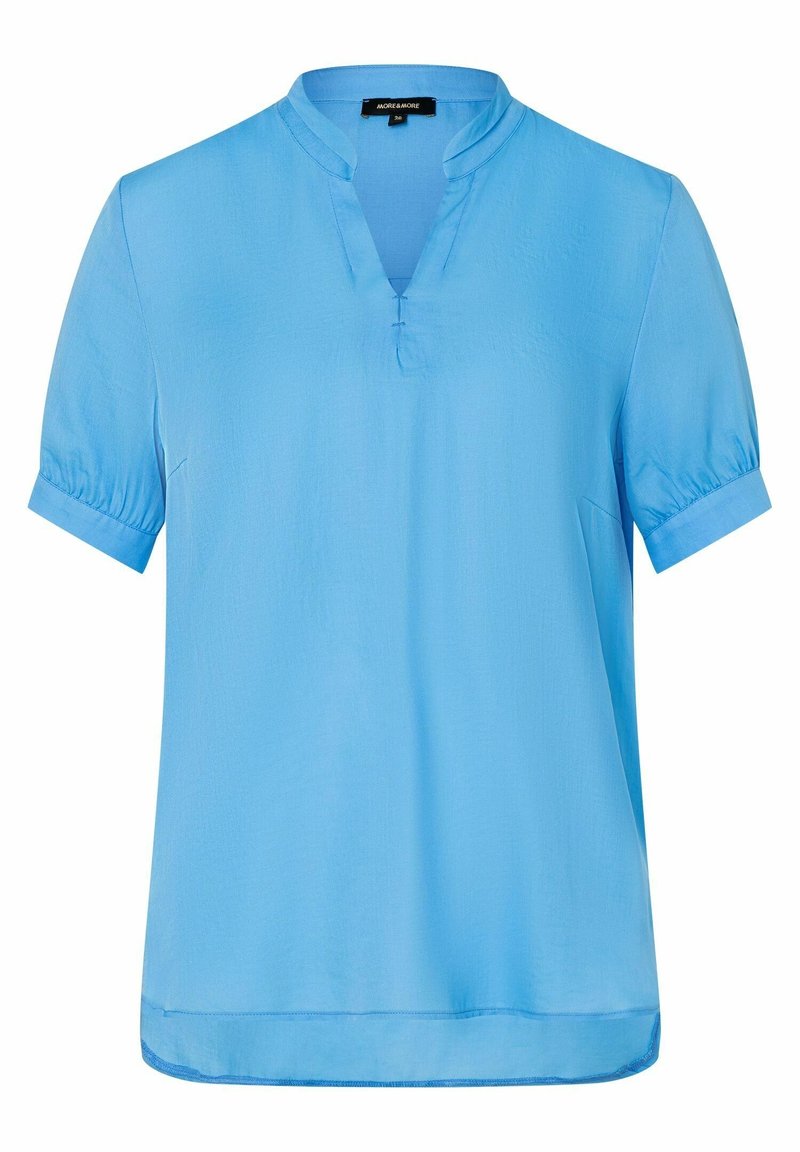 Blusa blu a maniche corte con una texture leggera e liscia. Presenta un colletto alla cinese e una sottile piega centrale nel scollo.