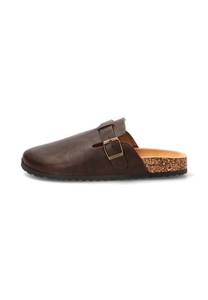 Zueco marrón de piel sin cordones con correa ajustable con hebilla y suela de corcho con base de goma negra.