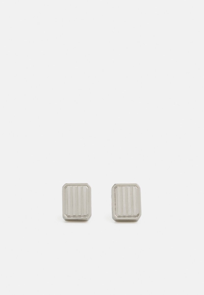 Zilveren rechthoekige oorbellen met verticale ribbels, met een gepolijste afwerking en gladde randen. Compact ontwerp geschikt voor verschillende gelegenheden.