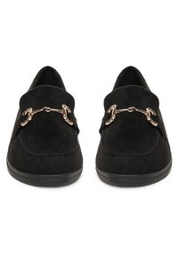 Czarne zamszowe mokasyny z okrągłym noskiem, z akcentem w postaci złotej łańcuszka na wierzchu i płaską czarną gumową podeszwą.