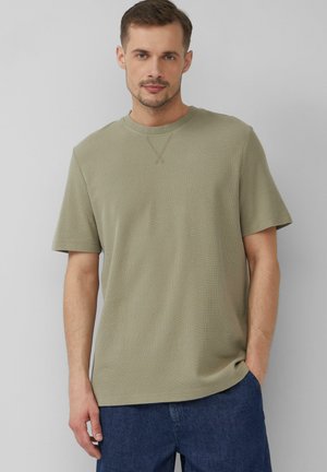 Korte mouwen, saliegroene katoenen T-shirt met een ronde hals en een ontspannen pasvorm. Gelaagd stof, keurig gestikte naden en minimaal detail.