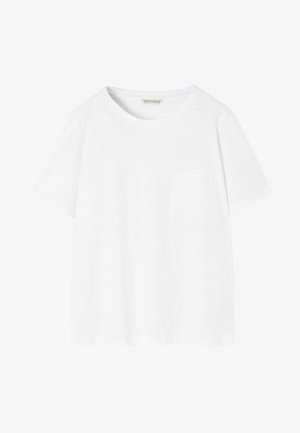 Baltas īsām piedurknēm kreklis, kas izgatavots no mīksta auduma, ar apaļu kakla izgriezumu un vienu krūšu kabatu. Vienkāršs dizains bez rakstiem.