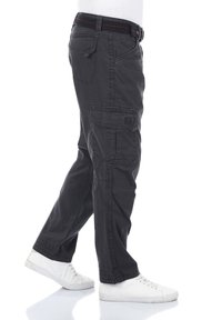 Schwarze Cargo-Hosen mit mehreren Taschen, Gürtelschlaufen und geradem Bein. Hergestellt aus strapazierfähigem Stoff, mit sichtbaren Nahtdetails.