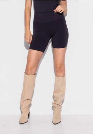 LYKKELAND ateliér HONEST MIDWAIST SHORTS - Shorts - black