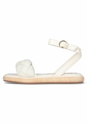 Białe sandały z plecionego materiału z płaską jutową podeszwą i pojedynczym paskiem na kostkę z złotym klamrą. Prosty i lekki design.
