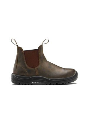 Bota Chelsea marrón de cuero sin cordones con suela negra resistente y paneles laterales elásticos, mostrada desde el lado exterior sobre fondo blanco.