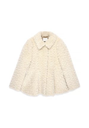 Baltas dirbtinio pūkų paltas su plačia apykakle, tekstūruotu paviršiumi ir plačiu siluetu. Yra kabliuko užsegimas viduryje.