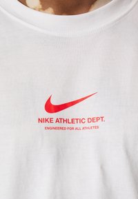 Nike Sportswear Triko s potiskem - white