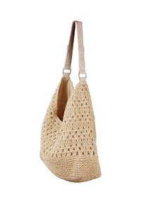 Beige háčkovaná taška s uvolněným tvarem, charakteristická měkkou texturou, širokým otvorem a nastavitelnými světlými popruhy, doplněná o kovové detaily.