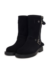 Crne gležnjače od antilopa s ravnim gumenim potplatom, bočnim patent zatvaračem i ukrasnim remenom s kopčom. Glatka tekstura i jednostavan dizajn.