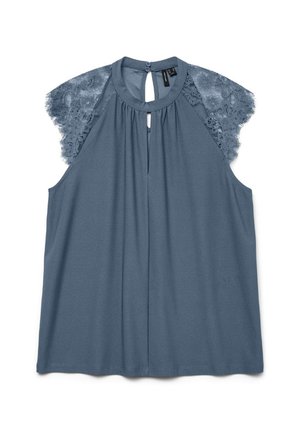 Blå ærmeløs bluse med blondekapærmer, nøglehuludskæring med knaplukning bagpå og et plisseret frontdetalje.