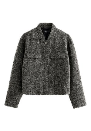 Szara marynarka w kratę w jodełkę z dwoma przednimi kieszeniami, zaokrąglonym kołnierzem i pięcioma guzikami. Teksturowana tkanina o krótkim kroju i długich rękawach.