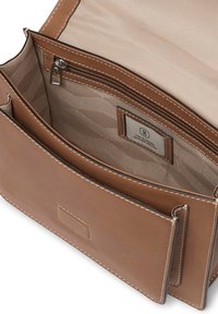 Brun läderväska med en zippered ficka och inre fack. Slät textur, kontrasterande sömmar och detaljerad geometrisk foder.