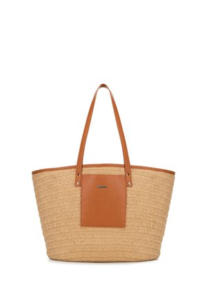 Bolso tote con cuerpo de paja tejida, correas de cuero marrón y un parche frontal de cuero a juego con un pequeño logo metálico.