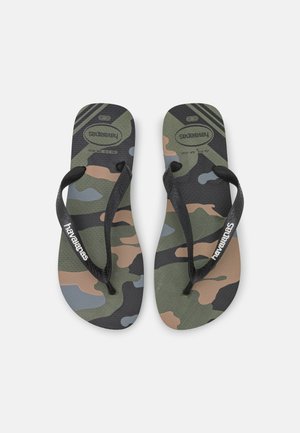 Tarnflip-Flops mit einem schwarzen Gummizwischenraum, die grüne, braune und blaue Muster auf einer strukturierten Fußbett zeigen.