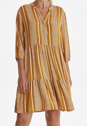Abito giallo senape con maniche 3/4, motivo a righe, tessuto leggero, scollatura con bottoni e design a gonna a strati.