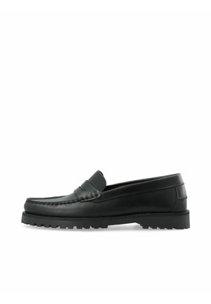 Zwarte leren loafer met gestikte bovenkant, penny riem en dikke rubberen zool, getoond vanaf de buitenkant op een witte achtergrond.