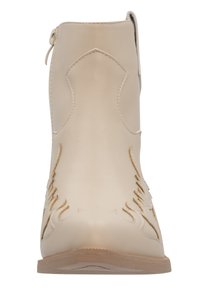 Botas de tobillo de cuero beige con punta afilada, que cuentan con costuras decorativas y patrones recortados, además de una cremallera lateral para un fácil calzado.
