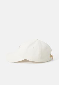Hvit bomulls baseballcap med buet skjerm, ventilasjonshull og justerbar bakre stropp. Har et minimalistisk design uten mønstre.