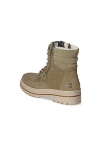 Stivali alla caviglia in suede khaki con una fodera morbida, dotati di occhielli metallici, lacci testurizzati e una suola in gomma robusta con una striscia marrone chiaro.