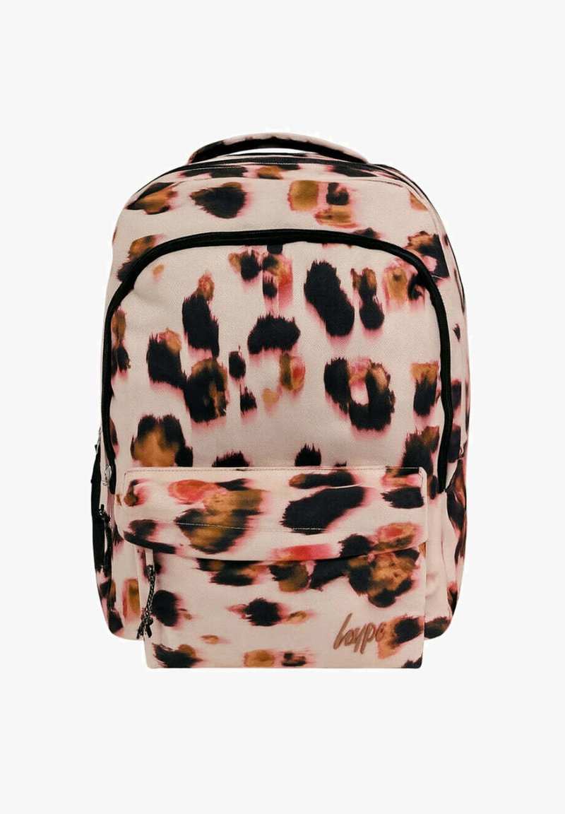 Beige leopardikuosi reppu, jossa on mustia ja ruskeita pilkkuja, säädettävät hihnat, etutasku vetskalla ja logo alareunassa.