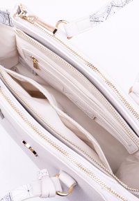 Borsa di medie dimensioni, grigia chiara con cerniere dorate, dotata di più scomparti e di un manico a motivo. L'interno è in tessuto chiaro con tasche.