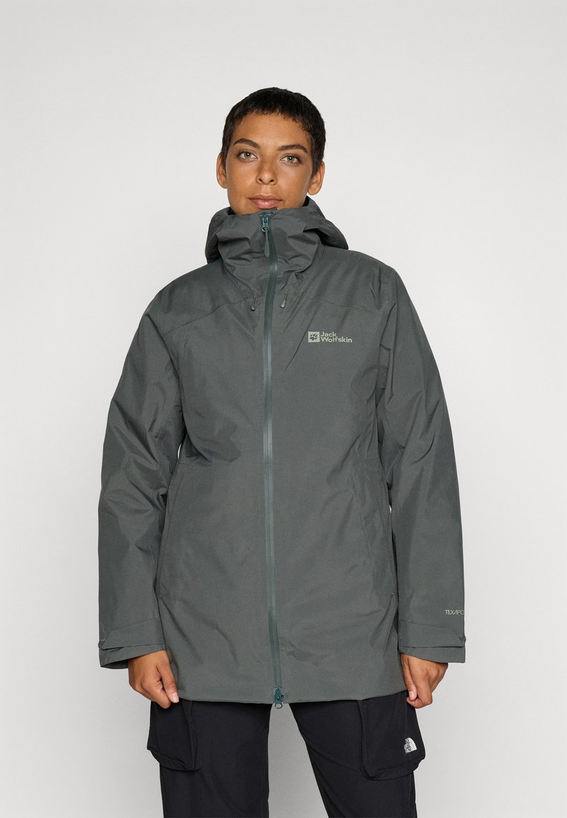 Grau wasserdichte Jacke mit Kapuze, Frontreißverschluss und verstellbaren Kordeln. Verfügt über ein Logo auf der Brust und eine glatte Textur.