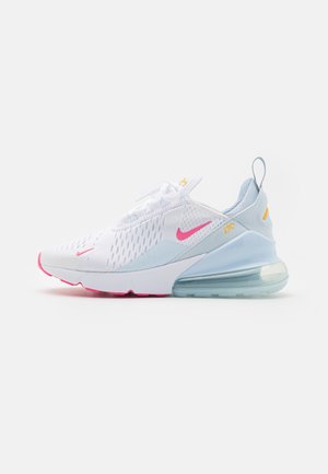 Biały sportowy sneaker z różowymi logo Nike, przezroczystą niebieską podeszwą z poduszką powietrzną, żółtymi akcentami i pętelką na pięcie.