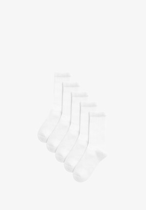 Fem par hvide bomuldssokker med ribbede manchetter, medium højde, glat tekstur og et enkelt design, arrangeret i en række.