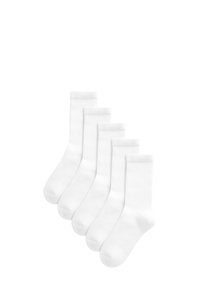 Cinq paires de chaussettes en coton blanc avec des bords côtelés, de hauteur moyenne, texture lisse et un design uni, disposées en rangée.