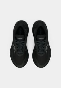 Musthave paar mustad Saucony jooksujalusid, millel on sinised laigudega tallad ja mustrilised paelad, vaadatuna ülalt, valgel taustal.