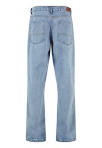 Ljust blå denimjeans med rak skärning, med två bakfickor och en läderlapp på midjebandet. Klassisk femficksdesign.