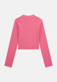 Top a maniche lunghe cropped rosa realizzato in tessuto a coste. Presenta un collo alto e maniche aderenti, con una texture liscia e un design semplice.